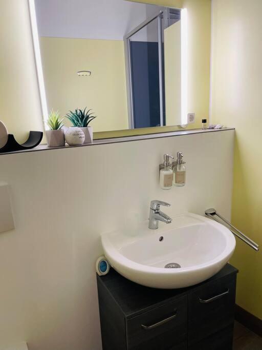 Fewo 20 - Appartement Im Rottalblick - Youngmodern Wohnen Mit Bademantelgang Zur Therme, Tv, Balkon Und Persoenlichem Gaesteempfang Von Astarte Estate Bad Griesbach  Bagian luar foto