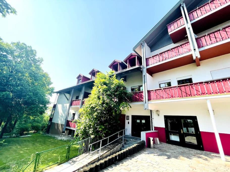 Fewo 20 - Appartement Im Rottalblick - Youngmodern Wohnen Mit Bademantelgang Zur Therme, Tv, Balkon Und Persoenlichem Gaesteempfang Von Astarte Estate Bad Griesbach  Bagian luar foto